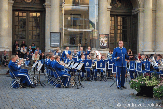Военный оркестр перед музеем Нобеля.