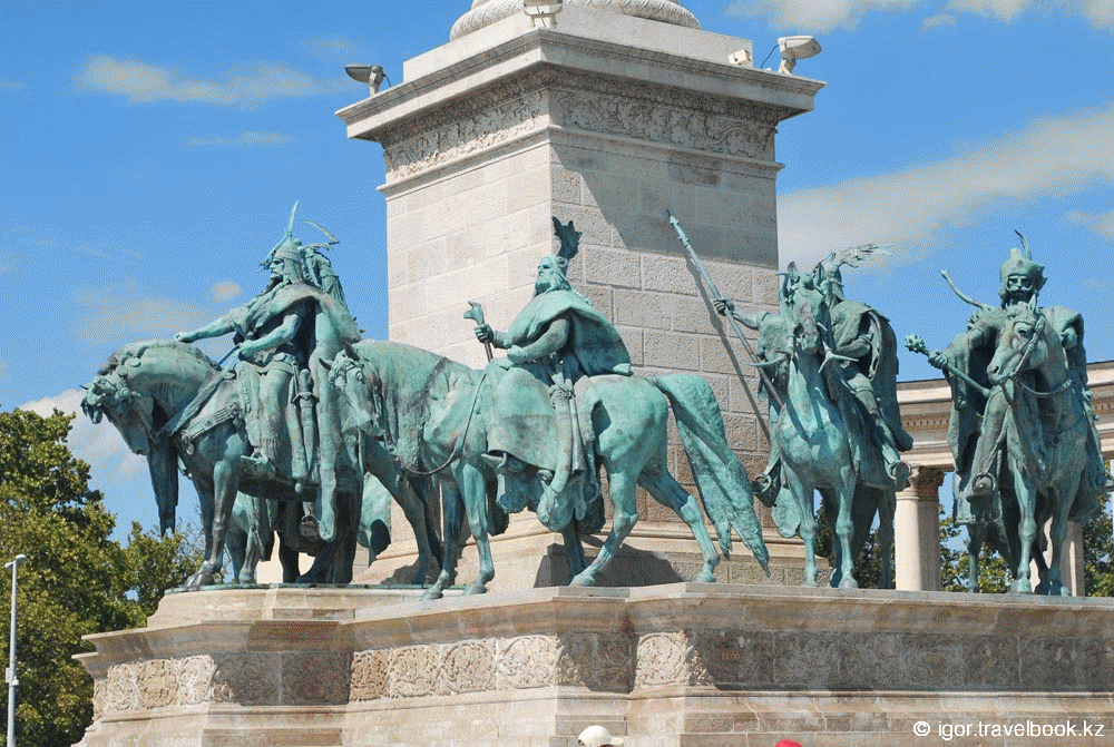"Семь вождей" на площади Героев