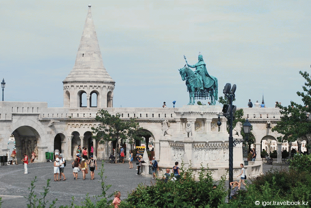 Троицкая площадь и памятник Иштвану Великому
