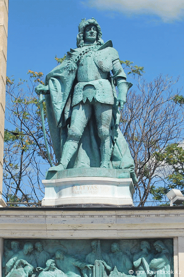 Статуя короля Матяша на площади Героев (в колоннаде)